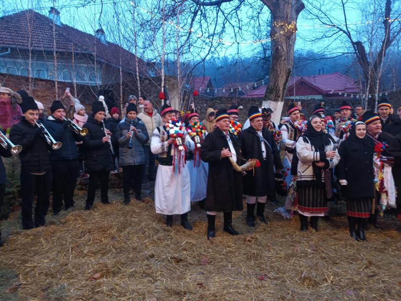 Colinde, plăcinte și gogoși gratis, în nordul Dâmboviței 18874252