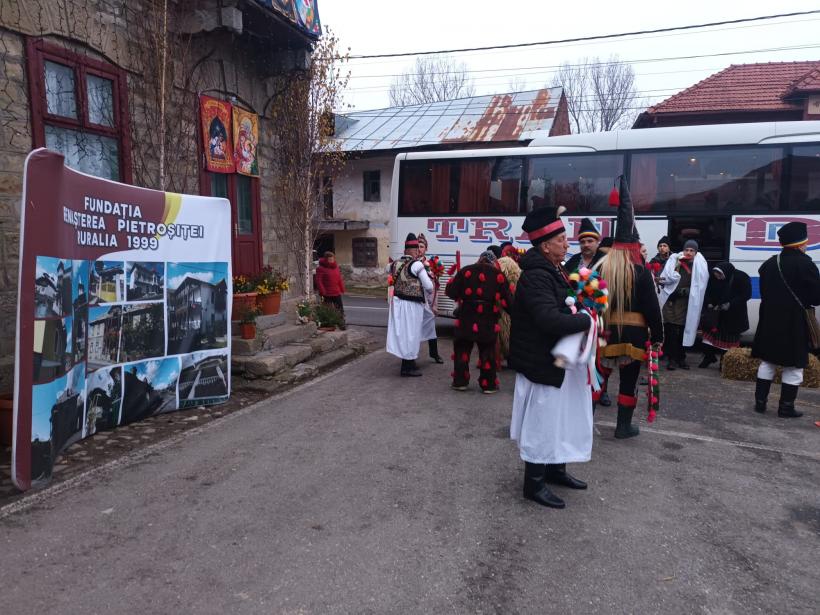 Colinde, plăcinte și gogoși gratis, în nordul Dâmboviței 18874253