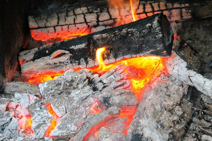 Tragedie în Dorohoi: O femeie a fost găsită moartă într-o casă cuprinsă de flăcări. Incendiul a fost provocat de jarul din sobă