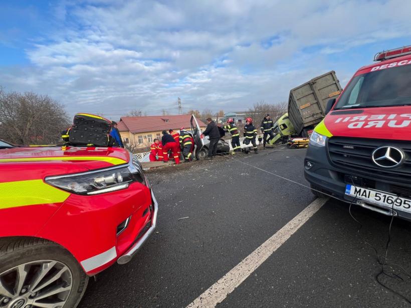 Accident grav la Galați. Un camion și o autospecială s-au ciocnit violent și au ieșit de pe șosea