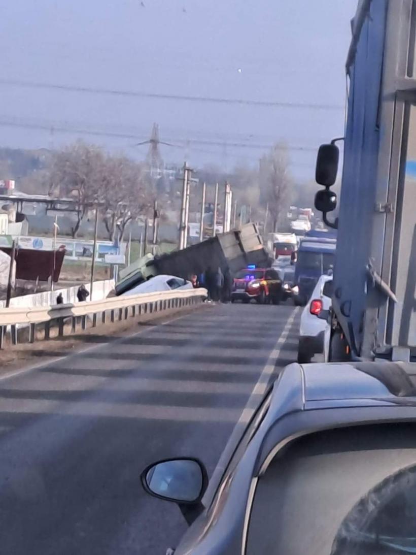 Accident grav la Galați. Un camion și o autospecială s-au ciocnit violent și au ieșit de pe șosea 18874726