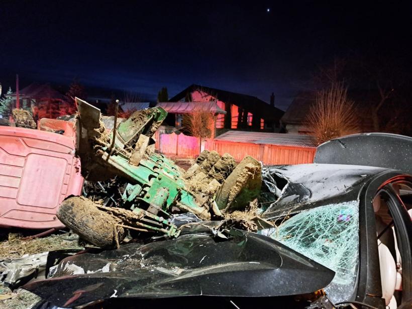 Accident înfiorător între un autoturism și un tractor, la Suceava. Un bărbat a murit, iar alte două victime se  află în spital