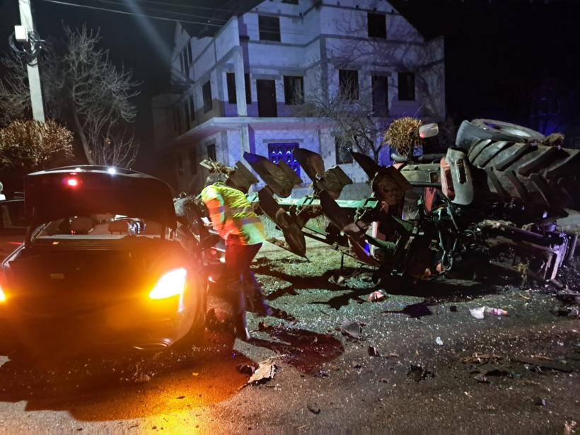 Accident înfiorător între un autoturism și un tractor, la Suceava. Un bărbat a murit, iar alte două victime se  află în spital 18874843