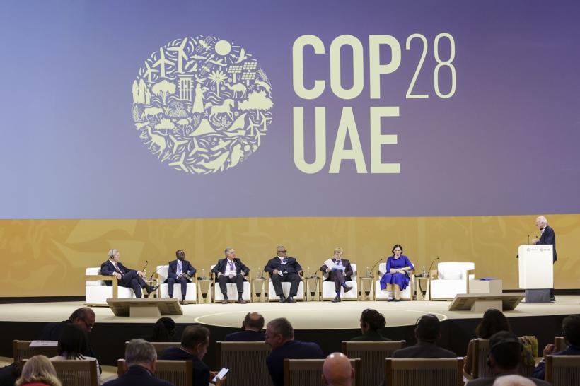 Acord istoric COP28. În premieră, țările au acceptat să facă „tranziția” de la combustibilii fosili
