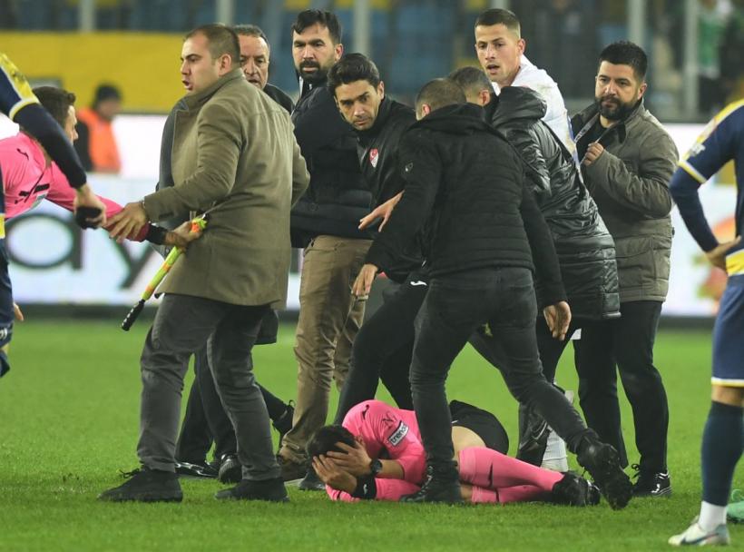 Fotbalul din Turcia, oprit cu un pumn