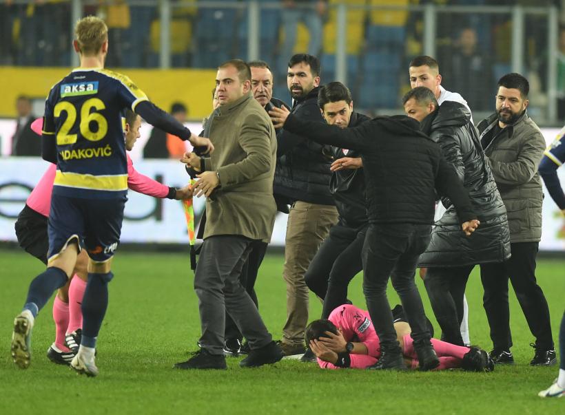 Fotbalul din Turcia, oprit cu un pumn 18874782