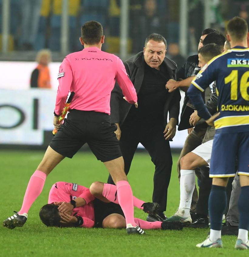 Fotbalul din Turcia, oprit cu un pumn 18874784