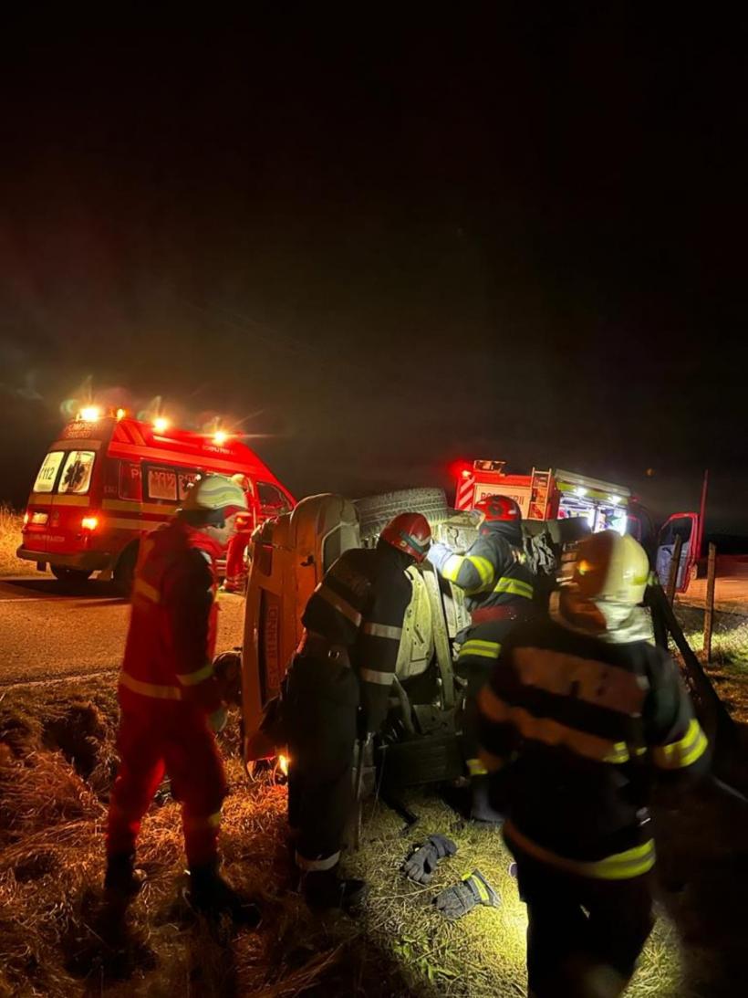 Un tânăr de 19 ani a murit după ce s-a răsturnat cu mașina la Suceava 18875252
