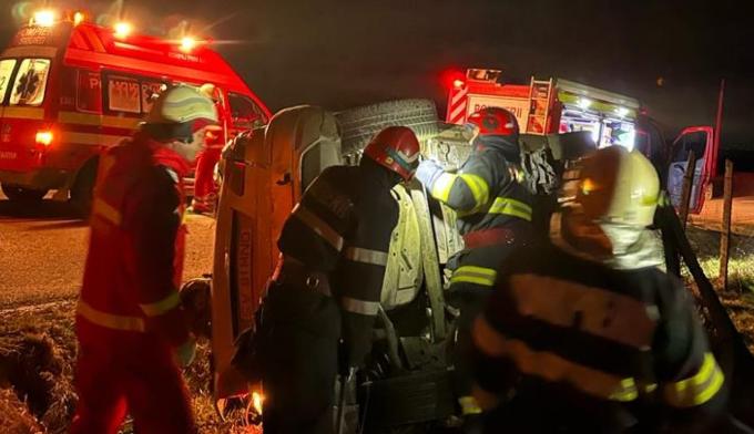 Un tânăr de 19 ani a murit după ce s-a răsturnat cu mașina la Suceava 18875253