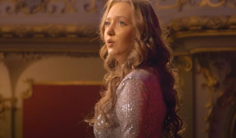 Alexia, fetița cu mâinile amputate, zâmbește din nou, la un an de la tragicul accident. Iată mesajul artistei: Acum sunt mai puternică  18875391