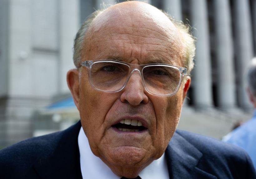 Bun de plată: Rudy Giuliani, condamnat să plătească 148 de milioane de dolari pentru defăimarea a doi agenţi electorali