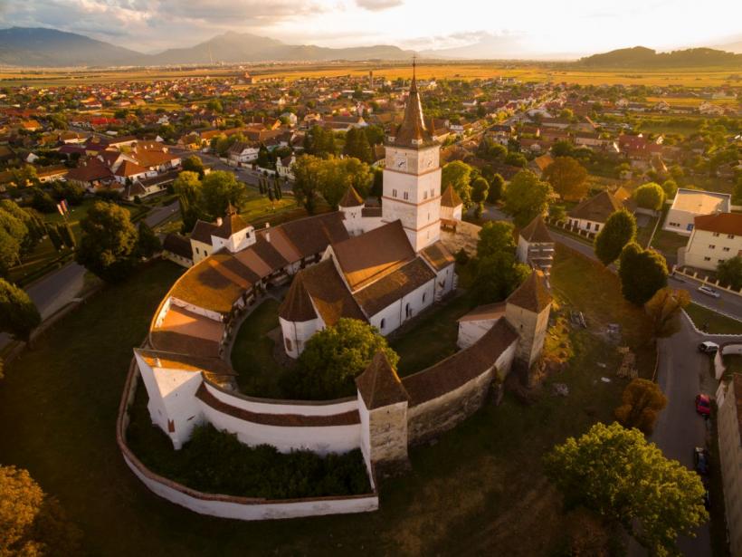 Fotografii spectaculoase cu biserici fortificate transilvane prezentate în centrul Varșoviei