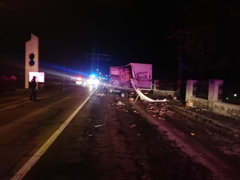 Microbuz cu opt persoane la bord, implicat într-un accident cu o autoutilitară 18875622