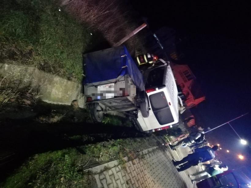 Microbuz cu opt persoane la bord, implicat într-un accident cu o autoutilitară 18875623