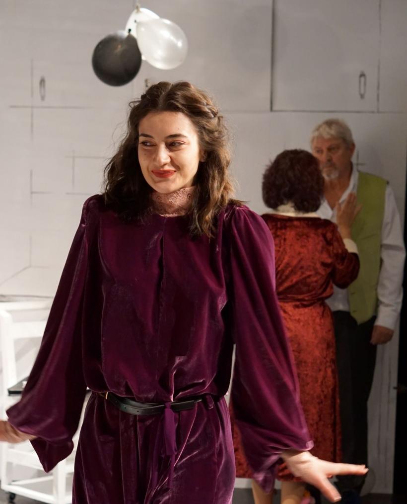 „Achit în avans” de Nadejda Ptușkina, în regia lui Emil Gaju, cea mai nouă producție a Teatrului Național Iași,   lansată înainte de Crăciun 18875789