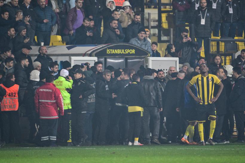 Scandal monstru în fotbalul din Turcia: sportivii de la Istanbulspor au ieșit de pe teren în semn de protest față de o decizie a arbitrului 18875985