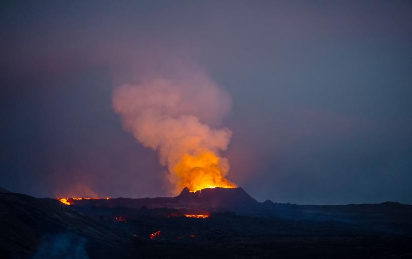 Un vulcan a erupt în Islanda. Aproximativ 4.000 de persoane au fost evacuate 18875855