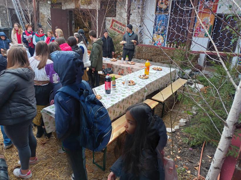 Școala altfel, la colindat, prin sat 18876058