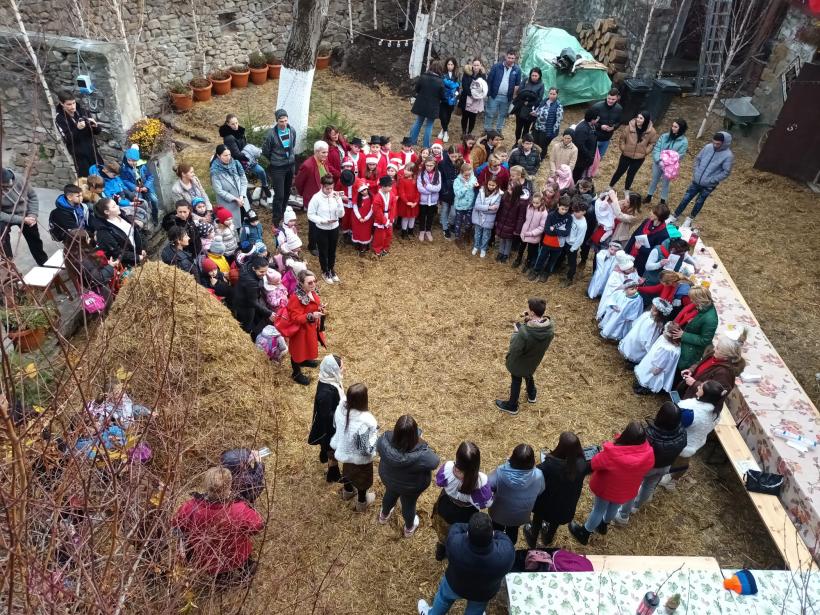 Școala altfel, la colindat, prin sat 18876059