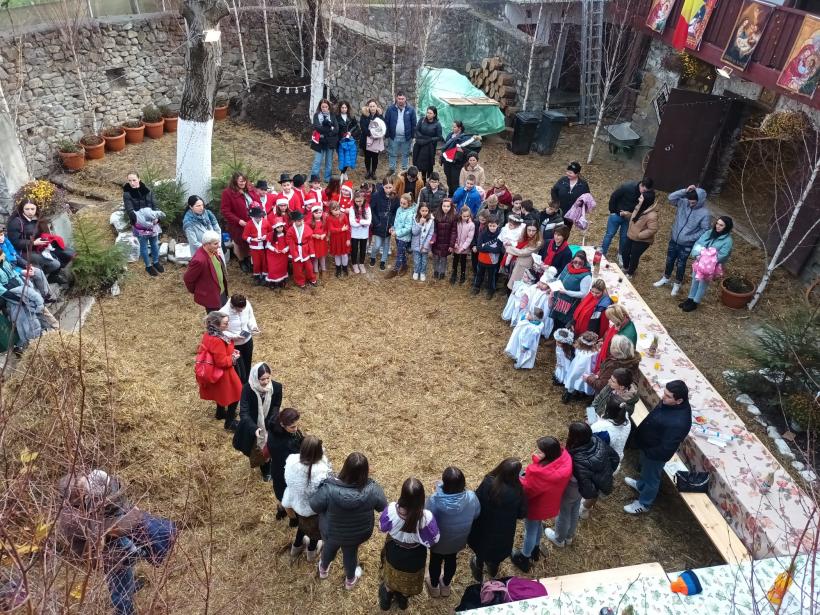 Școala altfel, la colindat, prin sat 18876062