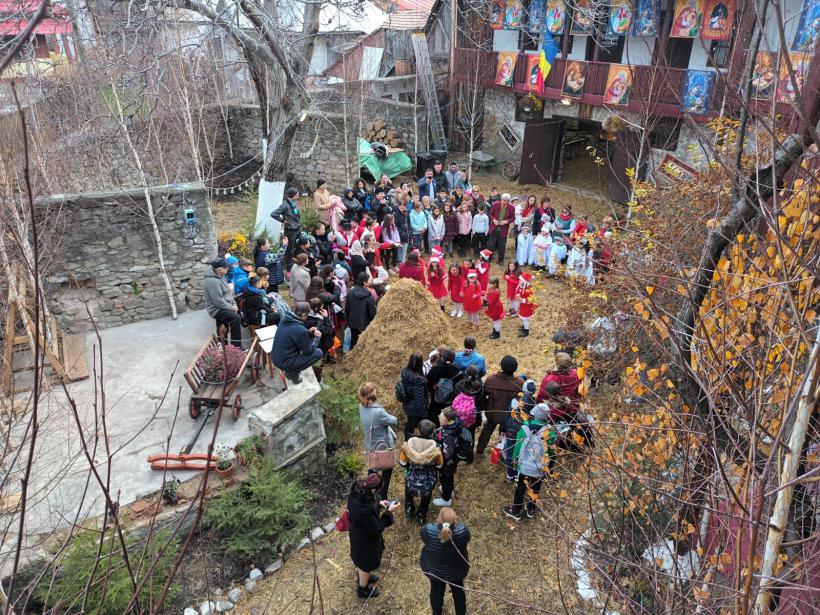 Școala altfel, la colindat, prin sat 18876063