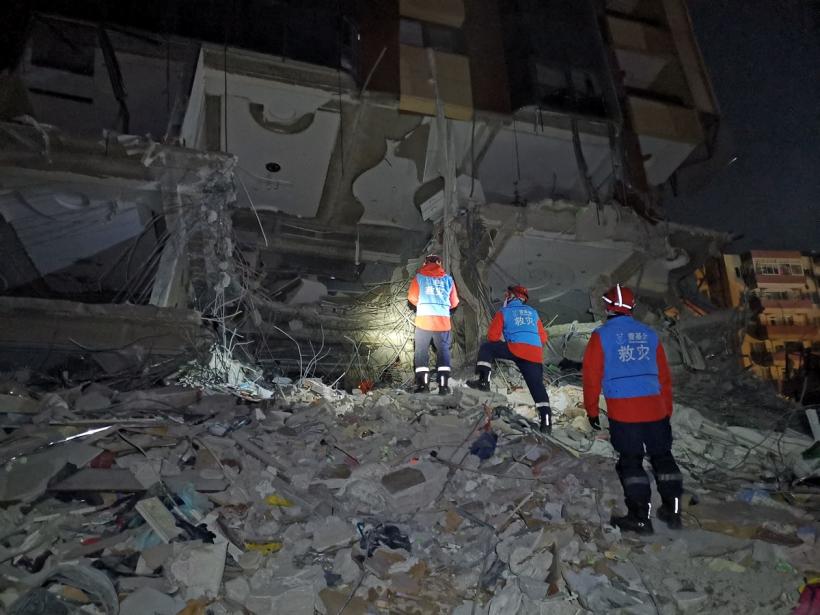 Supraviețuitorii cutremurului din China se înghesuie în corturi improvizate, temându-se de ger