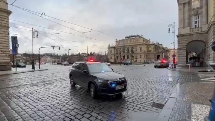 Împușcături la Praga: Oameni uciși și răniți în apropierea unei universități. „Mi-am dat seama că este mult mai profitabil să faci crime în masă decât în serie”
