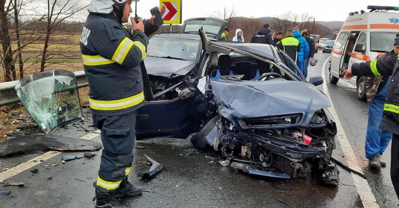 Accident grav pe DN 76, în Hunedoara. Patru persoane au fost rănite