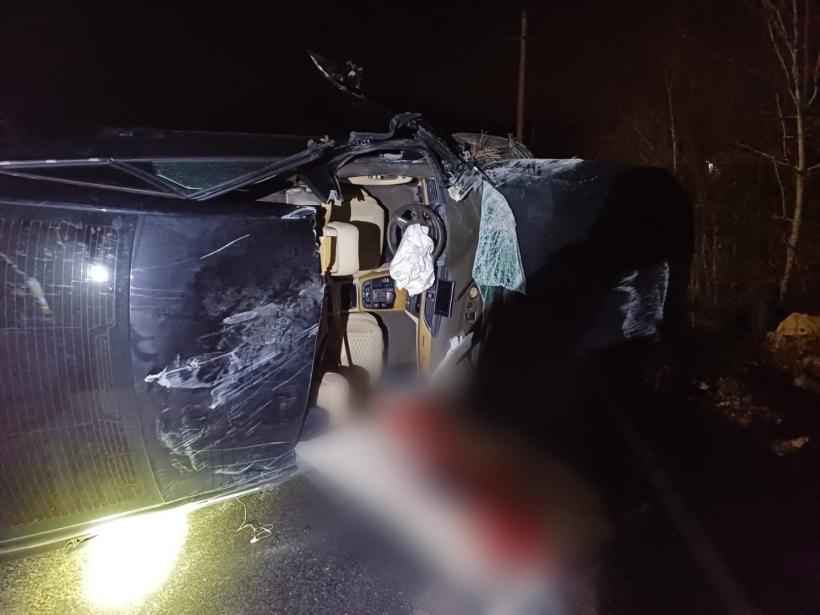 O mașină s-a răsturnat pe DN 1, la Cornu. Sunt trei răniți, printre care și un copil