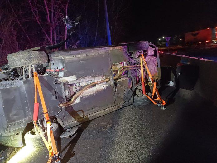 O mașină s-a răsturnat pe DN 1, la Cornu. Sunt trei răniți, printre care și un copil 18876390