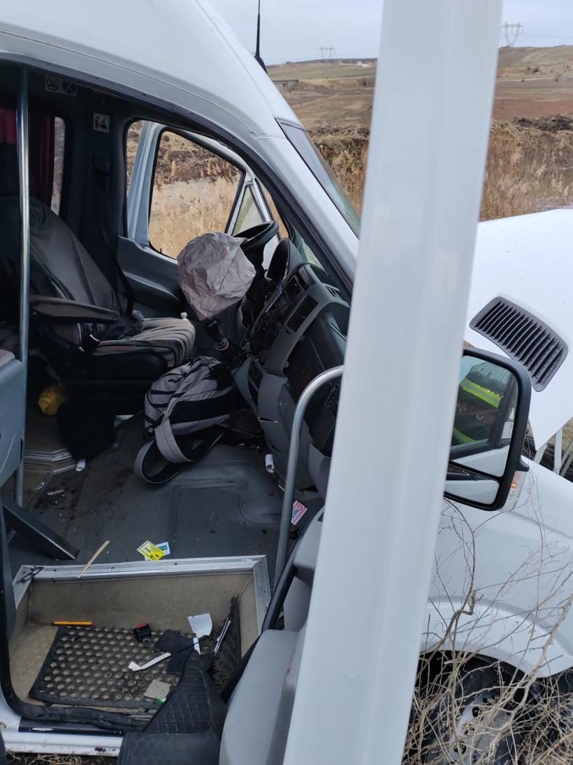 Un microbuz și un autoturism s-au ciocnit pe un drum național din Constanța. Sunt șapte victime