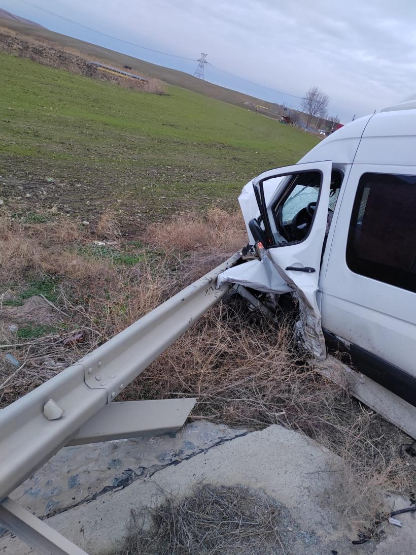 Un microbuz și un autoturism s-au ciocnit pe un drum național din Constanța. Sunt șapte victime 18876546