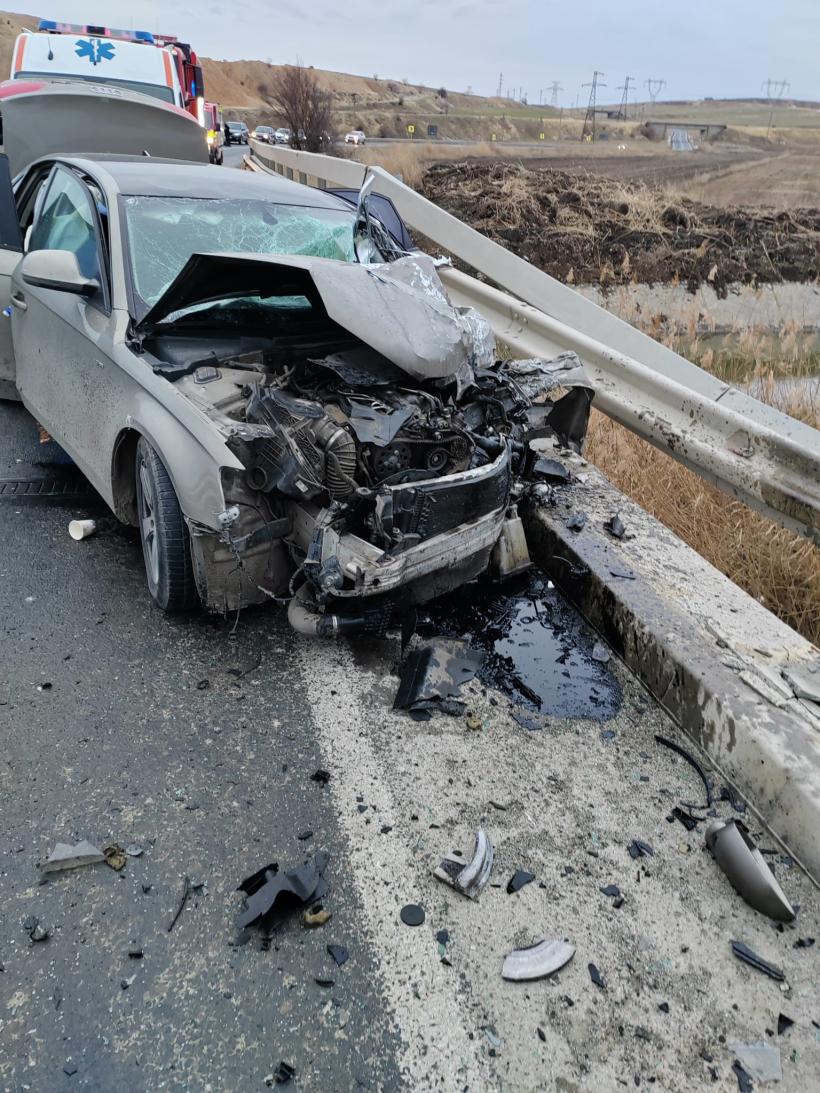 Un microbuz și un autoturism s-au ciocnit pe un drum național din Constanța. Sunt șapte victime 18876547