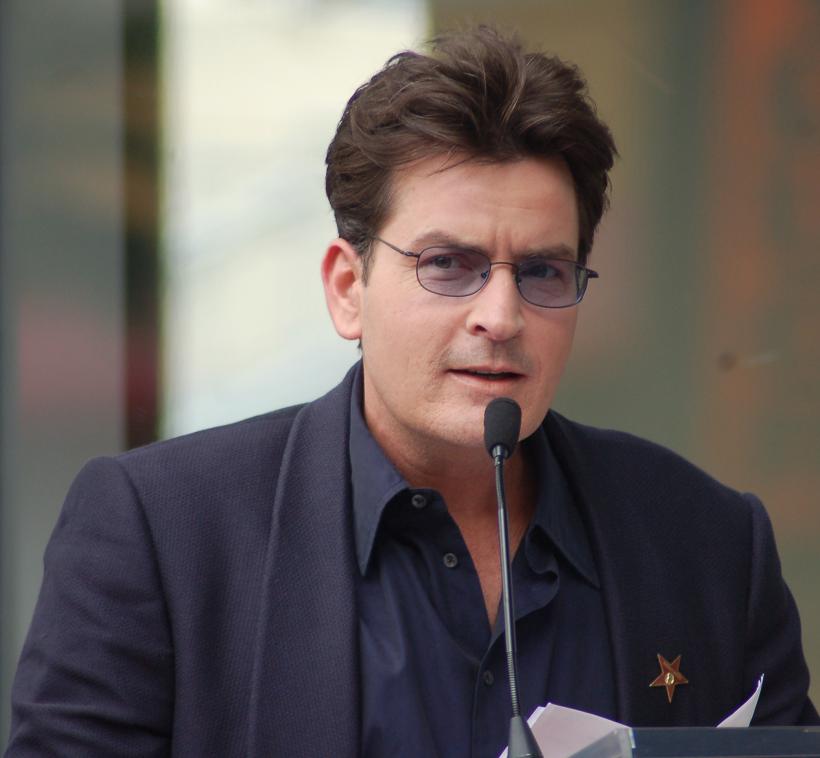 Celebrul actor Charlie Sheen, atacat în propria locuință de către o vecină care a încercat să-l sugrume 18876548