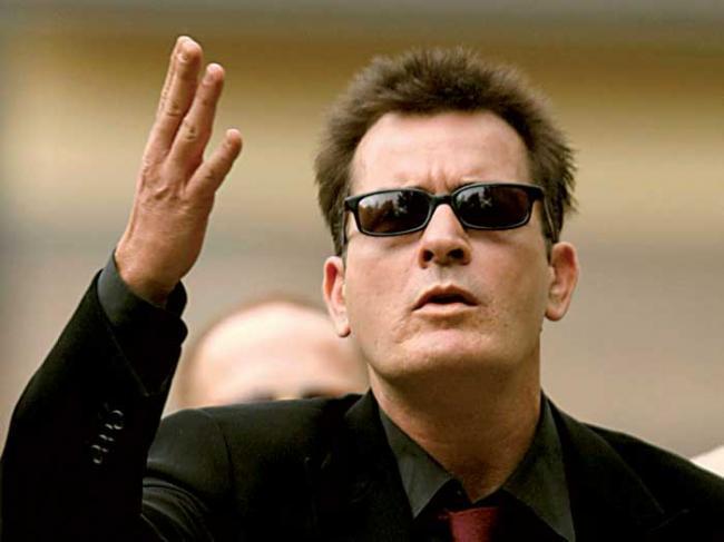 Celebrul actor Charlie Sheen, atacat în propria locuință de către o vecină care a încercat să-l sugrume 18876550