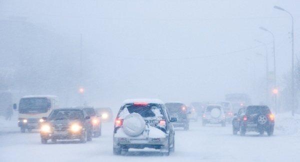 Ninge viscolit în trei județe ale țării și zăpada se depune pe șosele