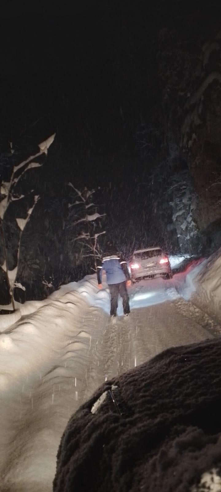 O familie cu patru copii a fost prinsă în zăpadă de aproximativ 50 de cm, în Arieșeni. Turiștii încercau să ajungă la pensiune