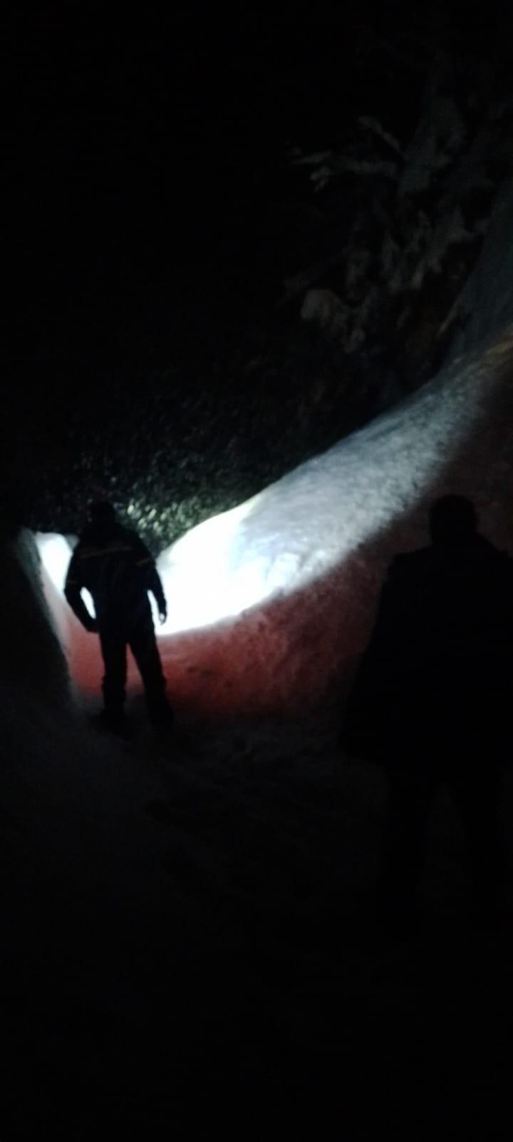 O familie cu patru copii a fost prinsă în zăpadă de aproximativ 50 de cm, în Arieșeni. Turiștii încercau să ajungă la pensiune 18876632