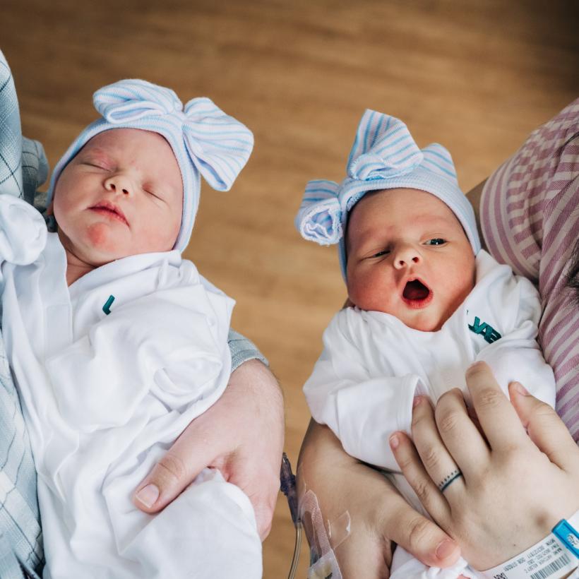 Minune medicală de Crăciun: O femeie a născut două fete gemene, la o zi distanță. Cum a fost posibil? 18876654