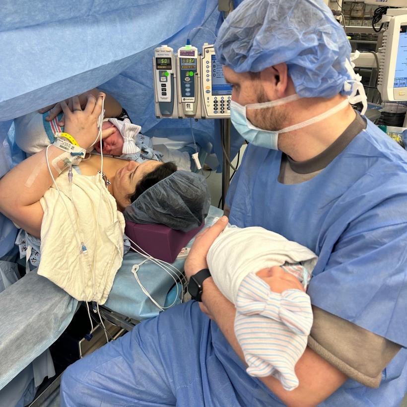 Minune medicală de Crăciun: O femeie a născut două fete gemene, la o zi distanță. Cum a fost posibil? 18876656