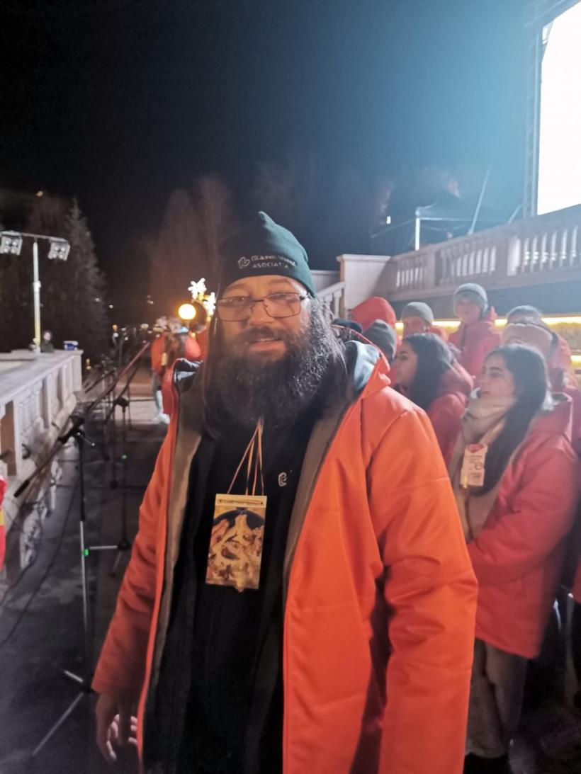 România, un nou record mondial la colindat. Mii de oameni au cântat la Iaşi ”O, ce veste minunată”, alături de părintele Dan Damaschin 18876650