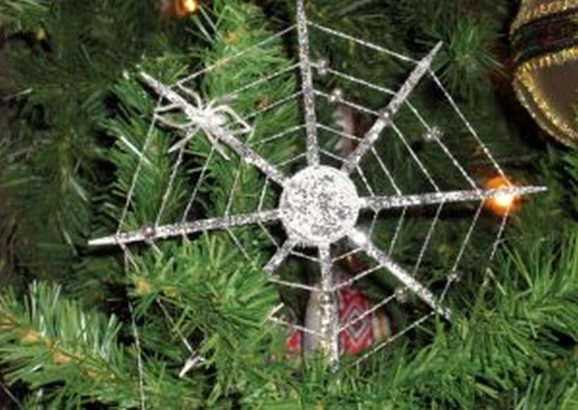 Tradiții ciudate de Crăciun în lume. Pânza de păianjen pusă în brad, aducătoare de noroc 18875802