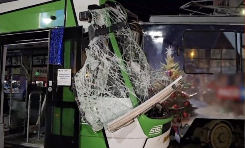 Două tramvaie s-au ciocnit în Capitală. Vatmanii și un călător au ajuns la spital 18876667