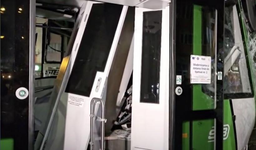 Două tramvaie s-au ciocnit în Capitală. Vatmanii și un călător au ajuns la spital 18876668