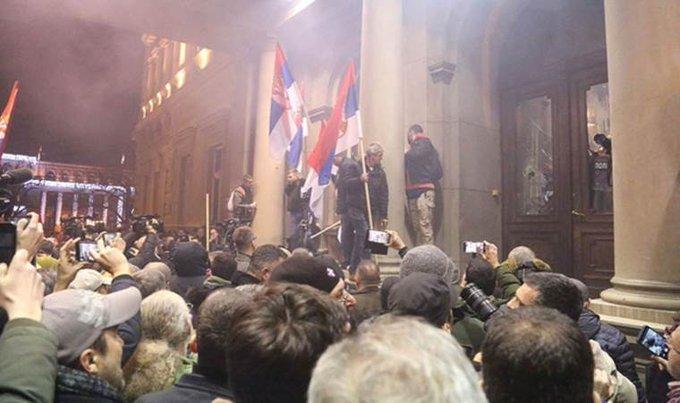 Proteste violente: De Crăciun, sârbii au asediat primăria, la Belgrad. 35 de persoane reținute
