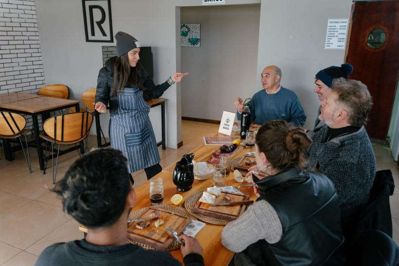 Giulia și Vlad Huidu au câștigat ultima amuletă a sezonului 6 America Express. Irina Fodor pune în joc diseară cuferele care aduc eliminarea dinaintea Marii Finale 18876815