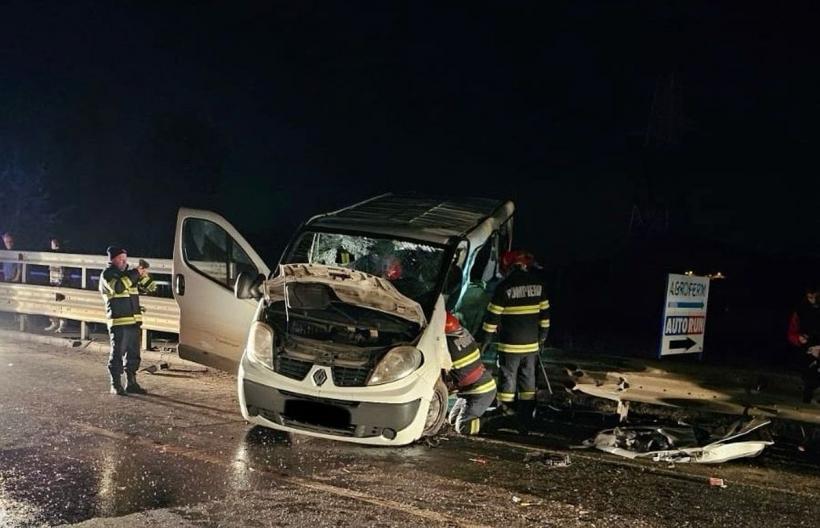 Accident între un microbuz și un autoturism, în Sibiu. Șapte persoane sunt rănite