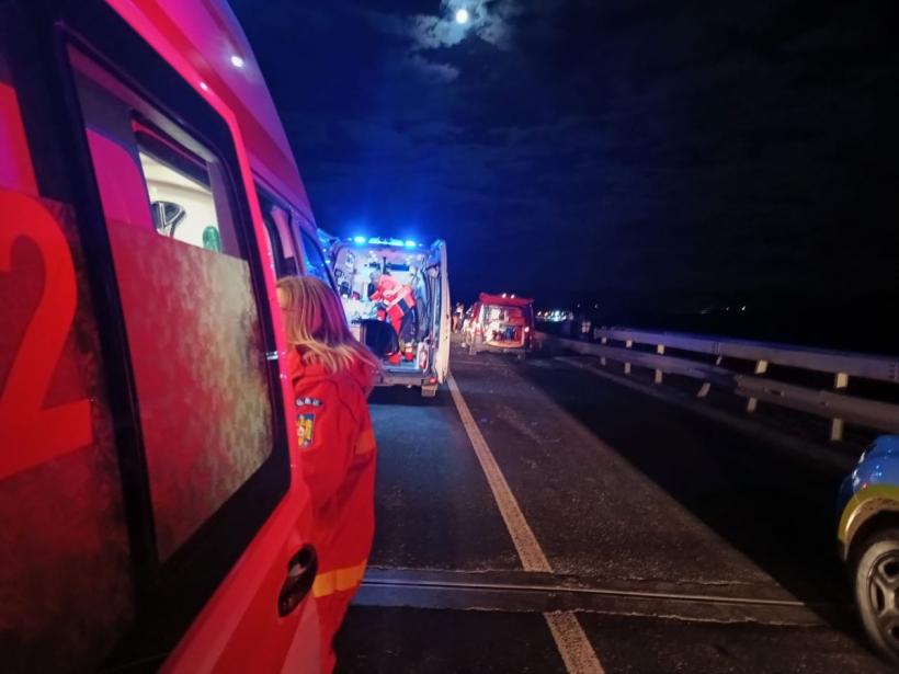 Accident între un microbuz și un autoturism, în Sibiu. Șapte persoane sunt rănite 18877012