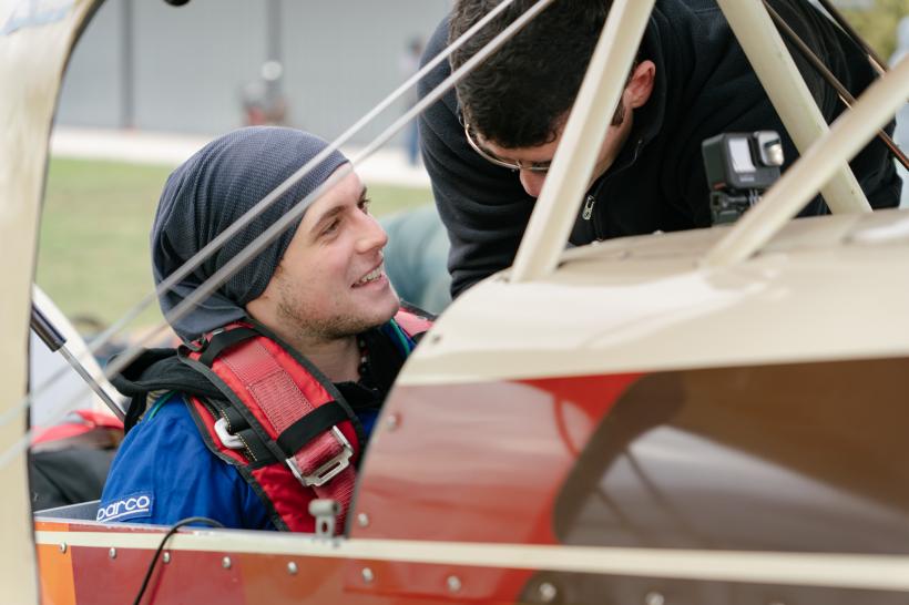 America Express, lider de audiență. Adrenalină la cote maxime, la proba zborului acrobatic. Diseară sunt desemnate cele două echipe finaliste! 18876981