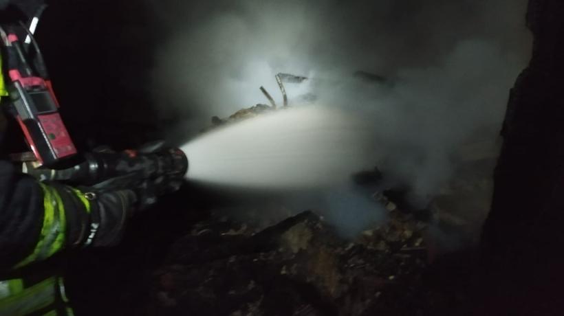 Patru anexe gospodărești și două mașini s-au făcut scrum la Ghelari, în județul Hunedoara 18876893